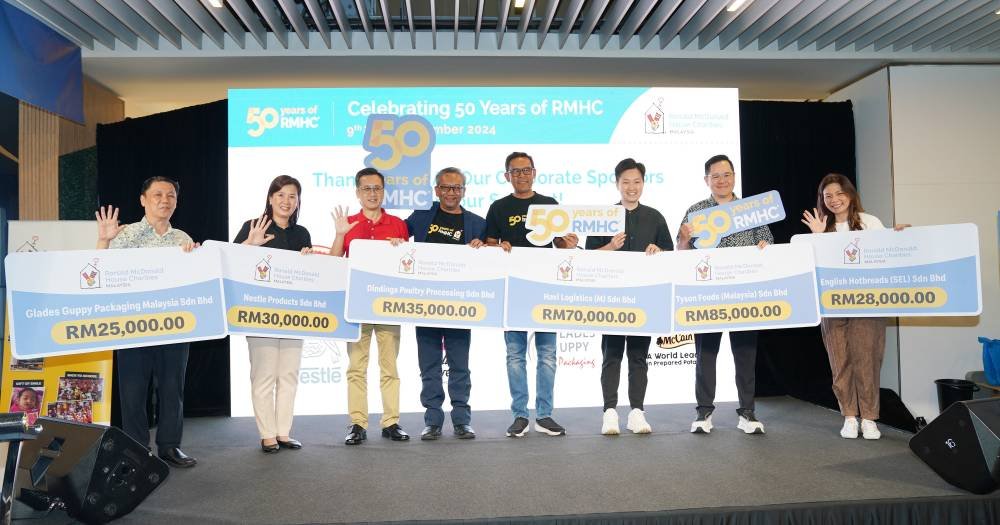 Presiden Persatuan Kebajikan Ronald McDonald Malaysia (RMHC Malaysia), Datuk Azmir Jaafar (tengah) dan Nasri (empat dari kiri) bergambar bersama penaja pada Sambutan Ulang Tahun Ke-50 Ronald McDonald House Charities (RMHC) yang diadakan baru-baru ini.