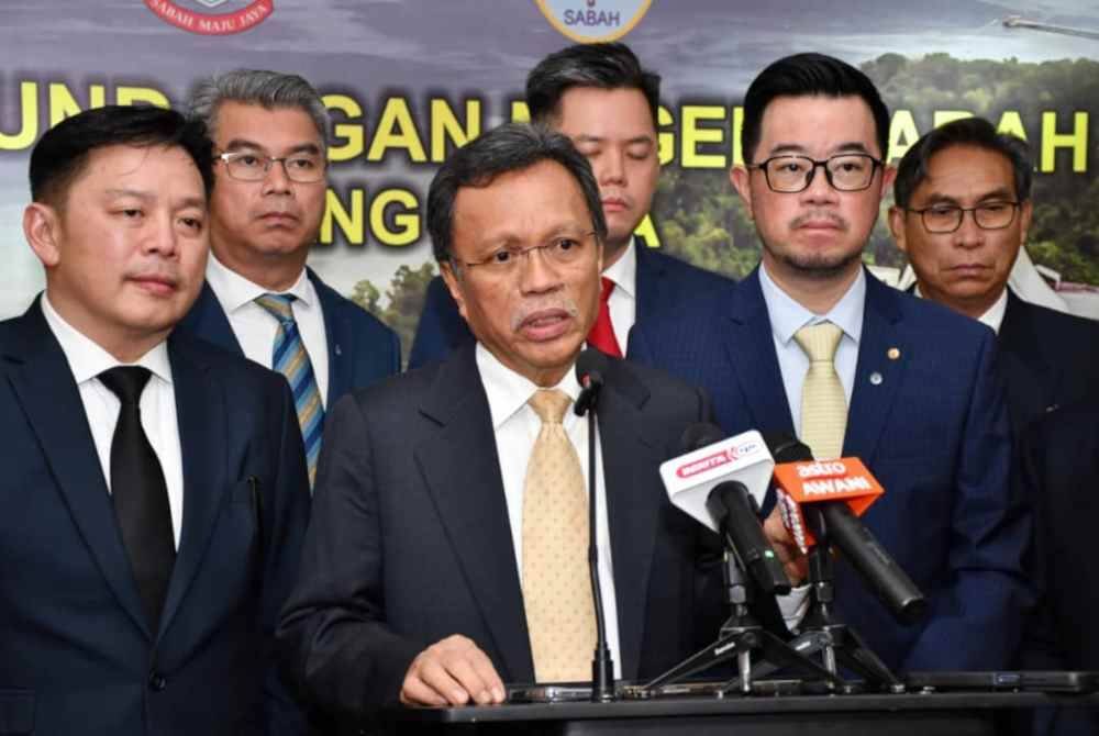 Mohd Shafie Apdal (tengah) pada sidang media di DUN Sabah pada Rabu.