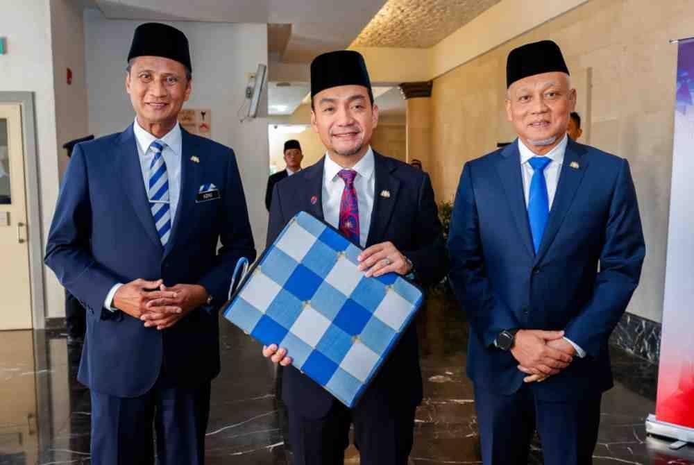 Onn Hafiz (tengah) ketika membentangkan Belanjawan Johor 2025 di Bangunan Sultan Ismail, pada Khamis.