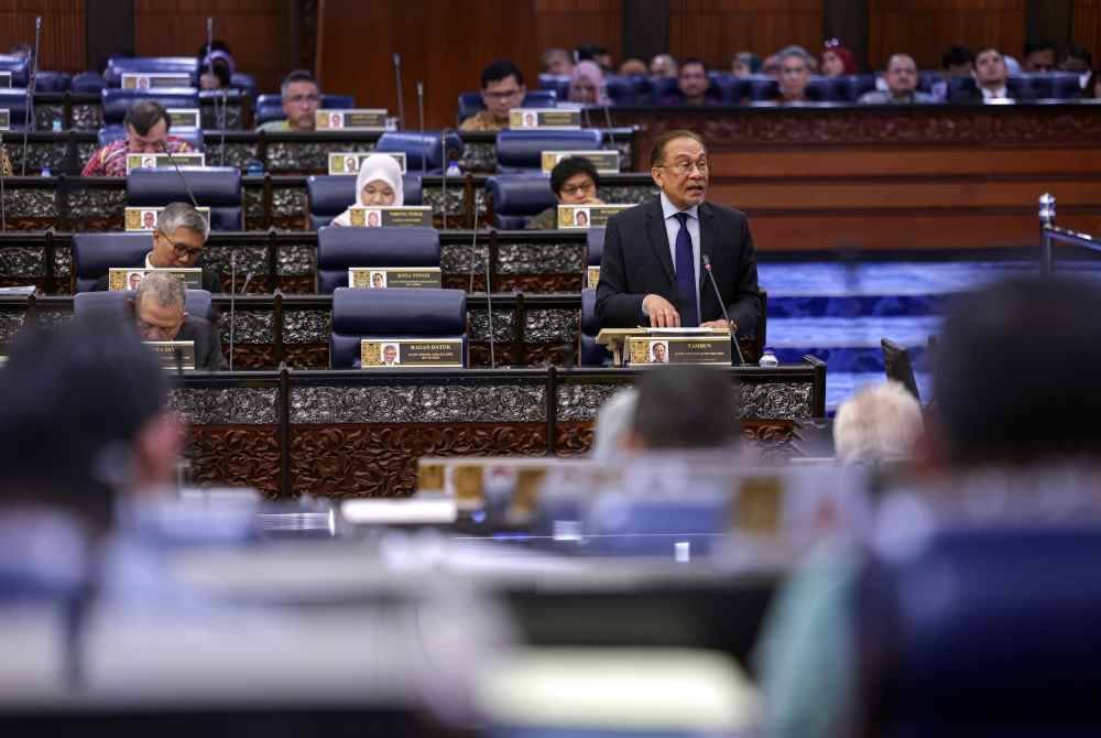 Anwar pada Persidangan Dewan Rakyat sempena Mesyuarat Ketiga Penggal Ketiga Parlimen ke-15 di Bangunan Parlimen pada Khamis. Foto Bernama