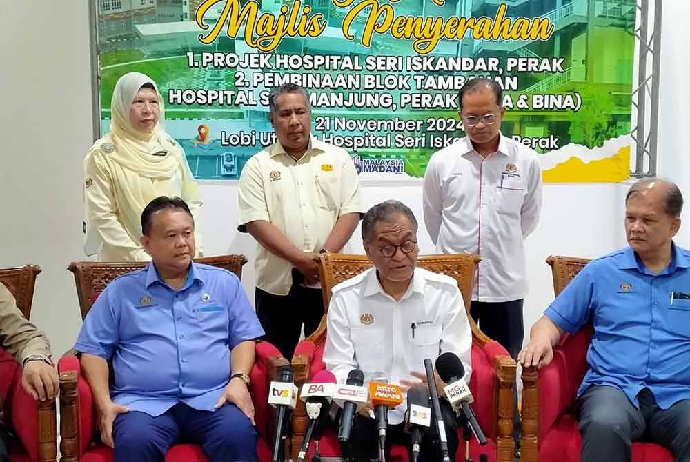 Dzulkefly (duduk, tengah) ketika sidang media selepas Majlis Penyerahan Projek HSI dan Blok Tambahan HSM di Hospital Seri Iskandar di Parit pada Khamis.