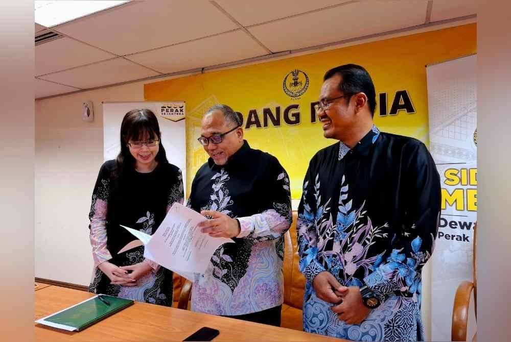 Mohammad Zahir (tengah) dalam sidang akhbar sempena Persidangan DUN Perak yang berlangsung 29 November depan di Bangunan Perak Darul Ridzuan.