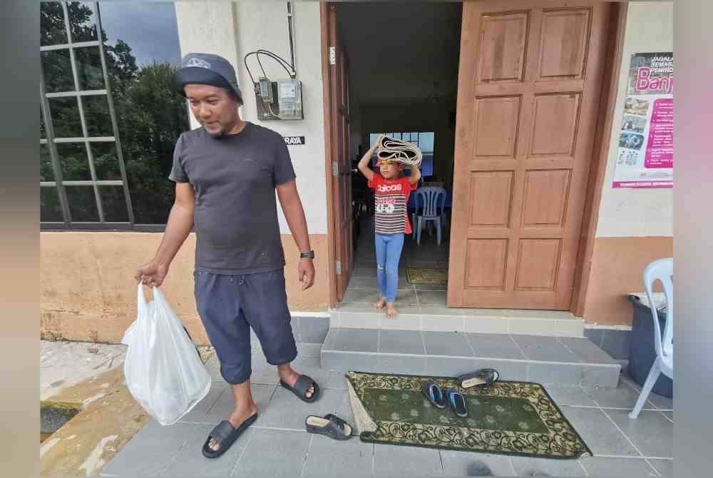 Mohd Hasruddin dan keluarga meninggalkan PPS untuk pulang semula ke rumah selepas air mula surut pada petang Rabu.