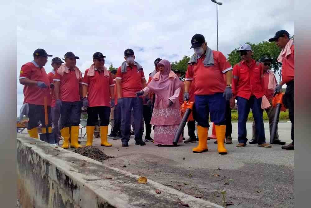 Alexander (tiga dari kanan) turut bersama-sama membersihkan bahagian tepi jalan sempena Program CSR Bersama KKR, JKR dan Konsesi Jalan Persekutuan Bagi Kesiapsiagaan MTL di Jalan FT005 Jalan Jelapang-Ipoh-Ayer Tawar dekat Seri Iskandar di Parit pada Khamis.