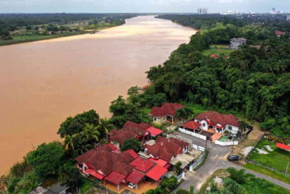 Tiga sungai utama di Kelantan dicatatkan berada melebihi paras berjaga-jaga pada Khamis. Gambar hiasan