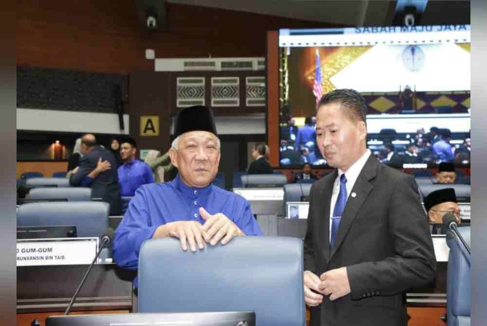 Bung Moktar Radin (kanan) ketika sidang DUN Sabah pada Khamis.