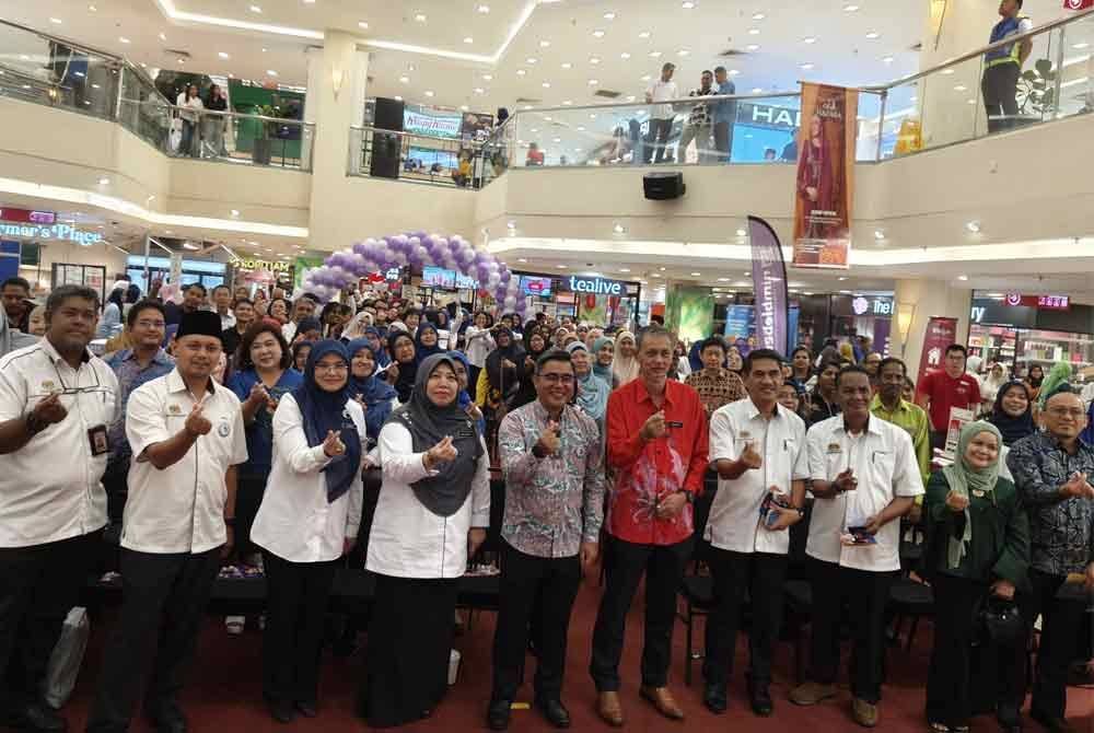 Ahmad Azri (lima dari kiri) pada Hari Terbuka Madani PPD Petaling Perdana 2024 di Plaza Shah Alam pada Khamis.