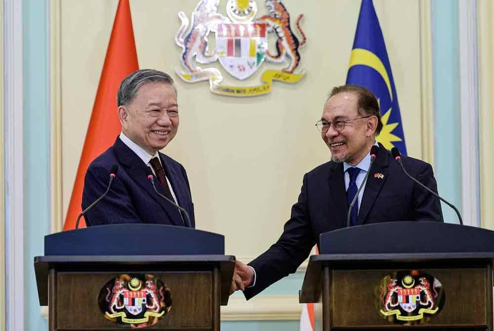 Anwar bersama To Lam ketika menghadiri sidang media bersama di Bangunan Perdana Putra pada Khamis. Foto Bernama