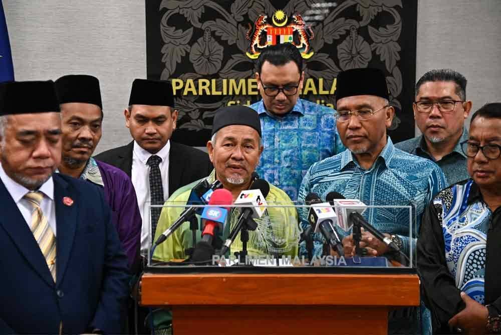 Tuan Ibrahim (tengah) ketika sidang akhbar di bangunan Parlimen pada Khamis.