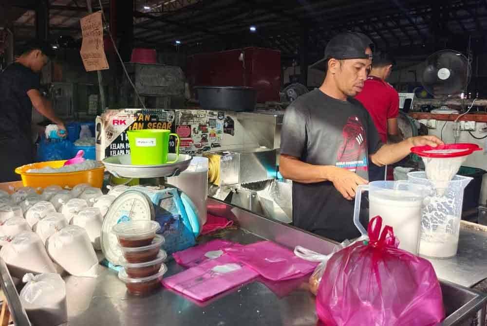 Rata-rata peniaga mengakui terpaksa menaikkan harga santan sehingga RM2 berikutan berlaku kenaikan harga kelapa di peringkat pembekal.