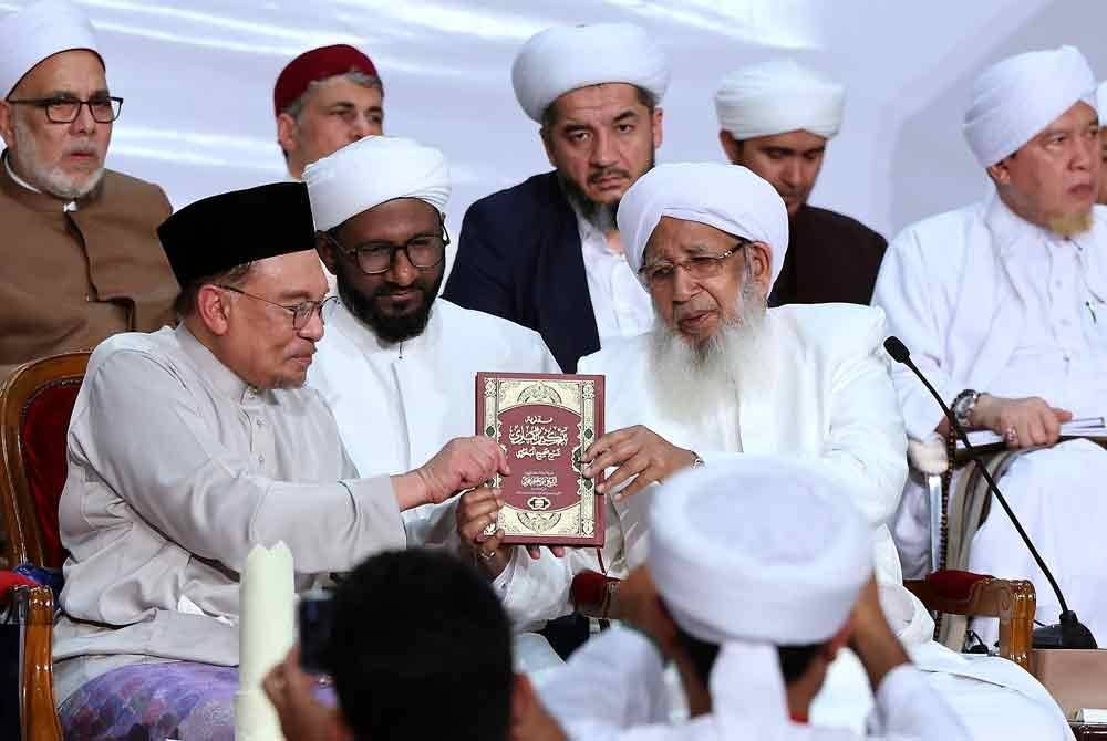 Perdana Menteri,Datuk Seri Anwar Ibrahim (kiri) menerima Kitab Sahih al-Bukhairi daripada Mufti Besar India Sheikh Abu Bakar Ahmad al-Malibari (kanan) pada Majlis Perasmian Penutup Majlis Sama&#039; Hadis Sahih Al-Bukhairi Peringkat Kebangsaan 2024 di Masjid Putra malam ini. Foto Bernama