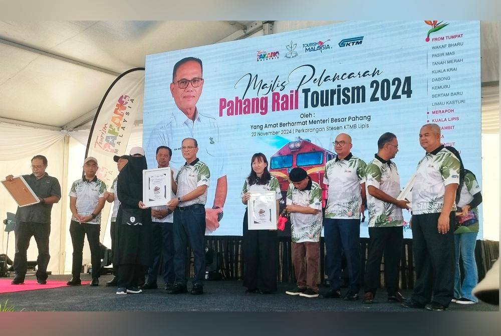 Wan Rosdy (enam dari kanan) menyampaikan sijil kepada peserta program Pahang Rail Tourism 2024.