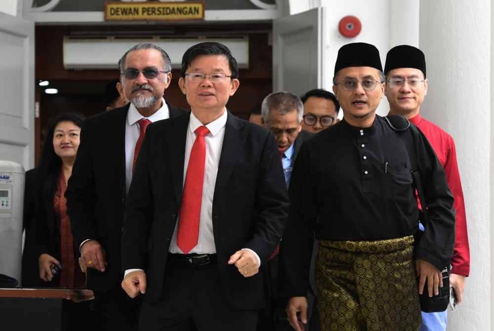 Chow Kon Yeow (kiri), Timbalan Ketua Menteri I Pulau Pinang, Datuk Dr Mohamad Abdul Hamid, Timbalan Ketua Menteri II Pulau Pinang Jagdeep Singh Deo bersama ADUN yang lain beredar dari dewan selepas Persidangan Dewan Undangan Negeri ditangguhkan bagi sesi rehat hari ini. Foto Bernama