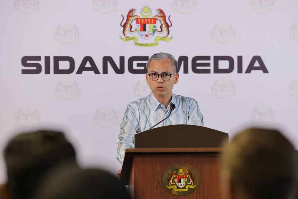 Menteri Komunikasi, Fahmi Fadzil merangkap jurucakap Kerajaan Perpaduan bercakap pada sidang media mingguan Kabinet, di Kementerian Komunikasi pada Jumaat. Foto Bernama