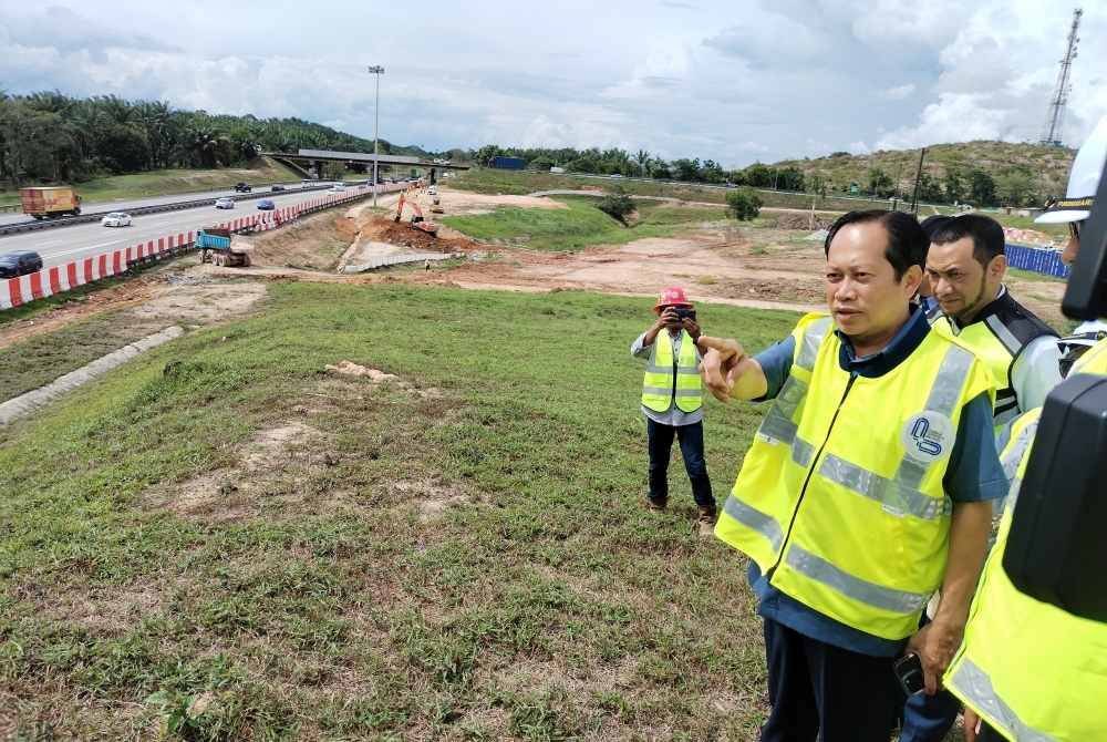 Ahmad meninjau projek pembinaan lorong tambahan di Lebuhraya Utara-Selatan laluan Sedenak ke Kulai.