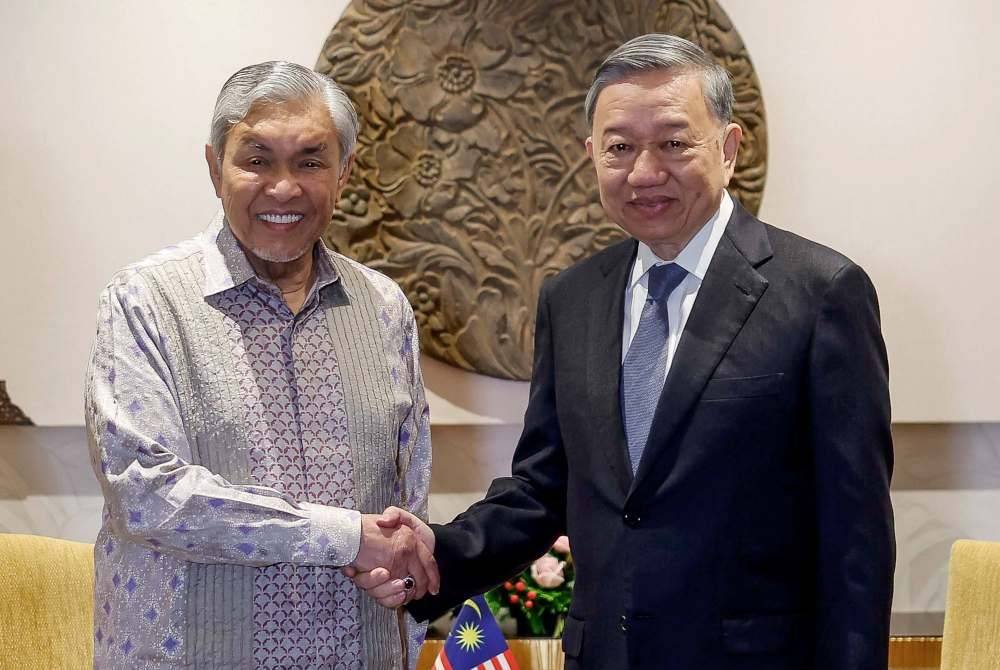 Ahmad Zahid (kiri) ketika mengadakan pertemuan dengan Setiausaha Agung Jawatankuasa Pusat Parti Komunis Vietnam, To Lam di sebuah hotel di Kuala Lumpur pada Jumaat. Foto Bernama