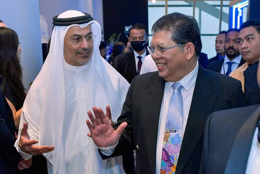 Johari (kanan) bersama Sheikh Khaled (kiri) ketika hadir pada Pembukaan Besar Bin Zayed International (M) Sdn Bhd di The Exchange TRX pada Jumaat. Foto Bernama