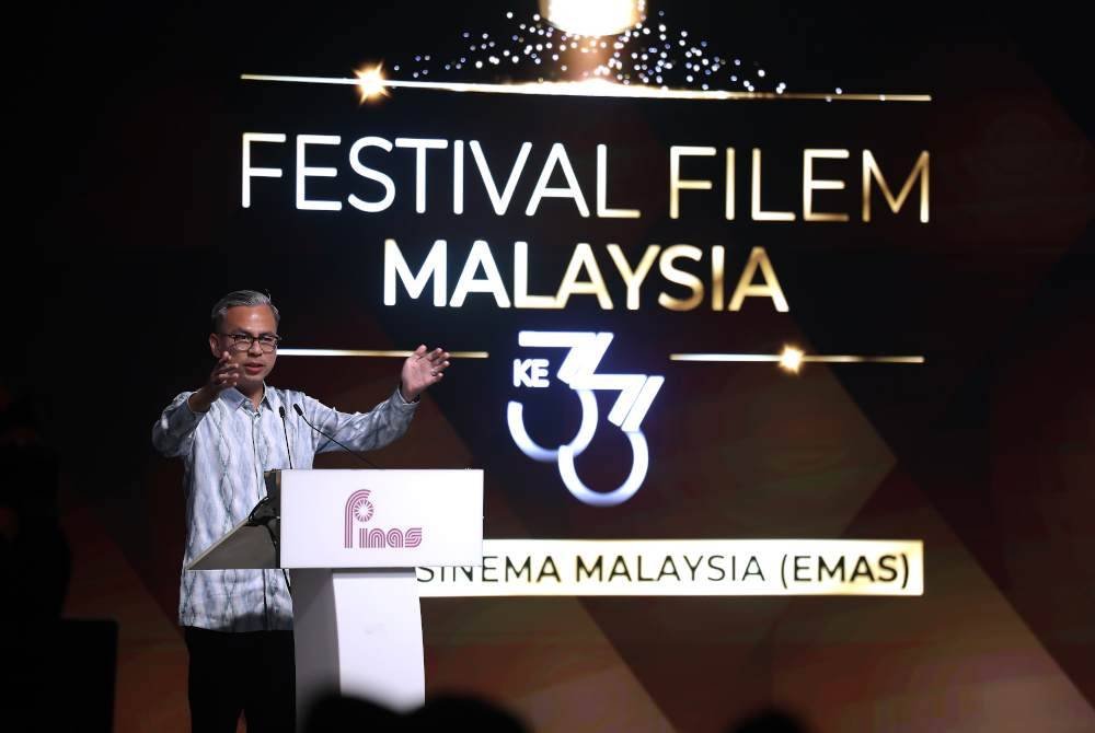 Fahmi menyampaikan ucapan pada Malam Perasmian Festival Filem Malaysia ke-33 (FFM33) di Studio Sound Stage, Perbadanan Kemajuan Filem Nasional Malaysia (FINAS) pada Jumaat. Foto Bernama