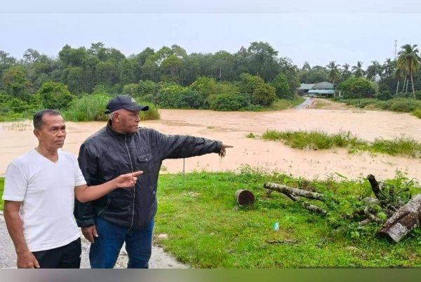 Hampir 200 penduduk terkandas selepas jambatan di Kampung Tanjung Kala, Kuala Krai dinaiki air.