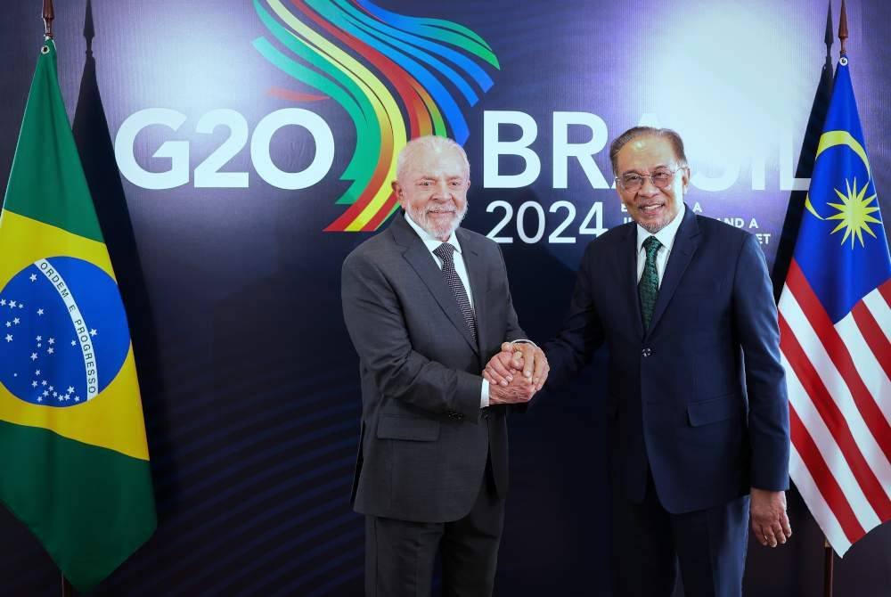 Anwar bersama Presiden Brazil, Luiz Inacio Lula da Silva semasa lawatan rasmi ke Rio De Janeiro pada 17 November lalu.