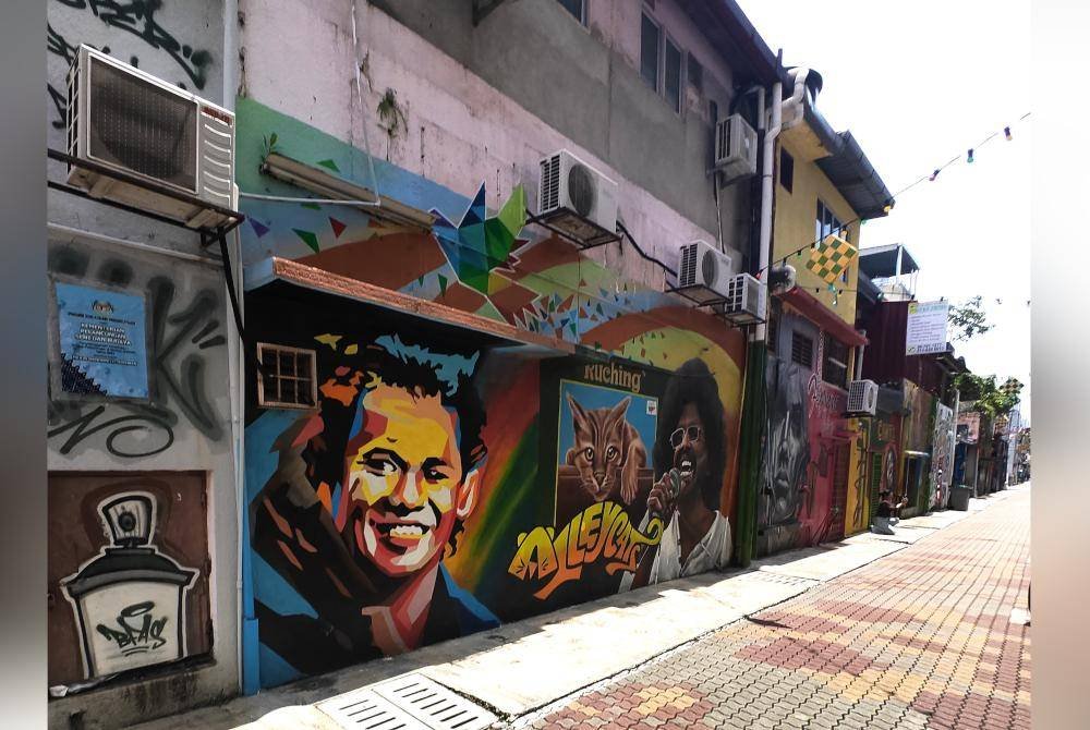 Lukisan mural penyanyi tersohor negara, Sudirman dan David Arumugam.