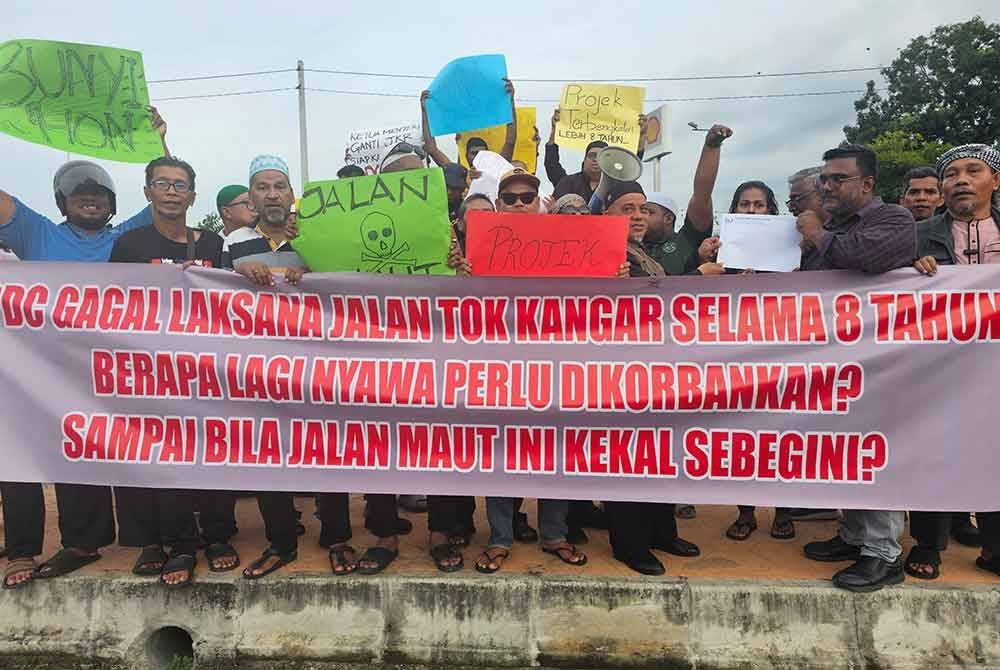 Lebih 50 orang penduduk berkumpul mengadakan flashmob di Jalan Tok Kangar bagi mendesak kerajaan negeri menyelesaikan segera semua permasalahan yang berlaku hingga menyebabkan kerja-kerja pelebaran laluan berkenaan tertangguh lama.