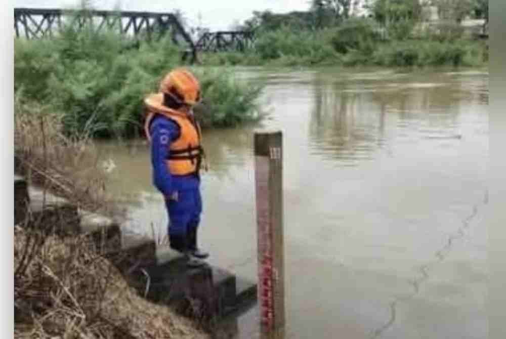 Anggota APM melihat paras air ketika pemantauan di Sungai Golok pada Sabtu.