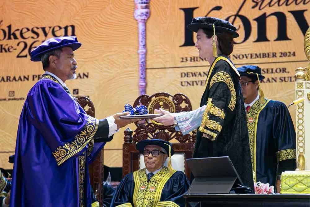 Raja Permaisuri Perak Tuanku Zara Salim (kanan) yang juga Canselor UPSI berkenan menyampaikan Ijazah Kehormat Doktor Persembahan kepada penggiat seni terkenal tanah air, Datuk M Nasir pada Istiadat Konvokesyen UPSI ke-26 di Dewan Tuanku Canselor, Kampus Sultan Azlan Shah, UPSI pada Sabtu. Foto Bernama