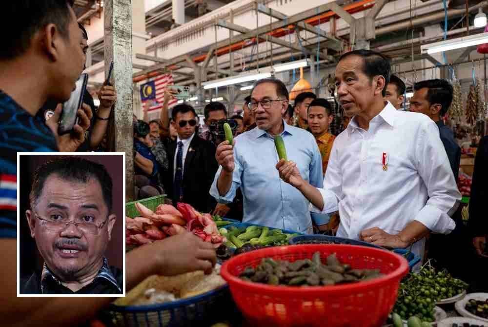 Anwar (dua dari kanan) bersama Joko Widodo (kanan) ketika itu merupakan Presiden Indonesia) melawat ke Pasar Jalan Raja Alang, Chow Kit sambil menyantuni masyarakat setempat. Gambar kecil: Aimi Zulhazmi