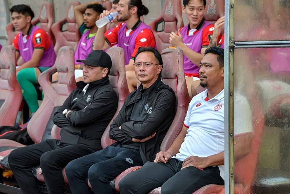 Kim Swee (dua dari kanan) pada aksi pasukan Sabah FC menentang pasukan PT Athletic FC dalam saingan Piala Malaysia 2024/2025 di Stadium Bola Sepak Kuala Lumpur pada Sabtu. Foto Bernama