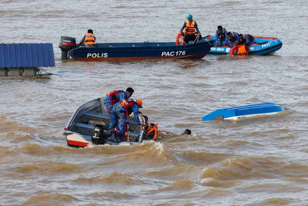 Anggota PDRM dan APM melakukan demonstrasi penyelamatan mangsa banjir pada Majlis Pelancaran Kesiapsiagaan Monsun Timur Laut (MTL) Jabatan Bomba dan Penyelamat Malaysia (JBPM) 2023/2024 di Pekan Riverfront, Pekan, Pahang pada Oktober lepas. Foto Bernama