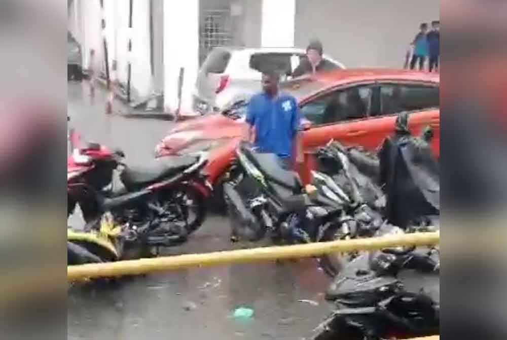 Tangkap layar video tular memaparkan perbuatan suspek yang merosakkan beberapa buah motosikal.