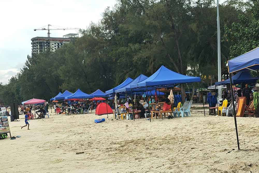 Pemandangan Pantai Teluk Kemang yang dahulu yang penuh dengan khemah biru.