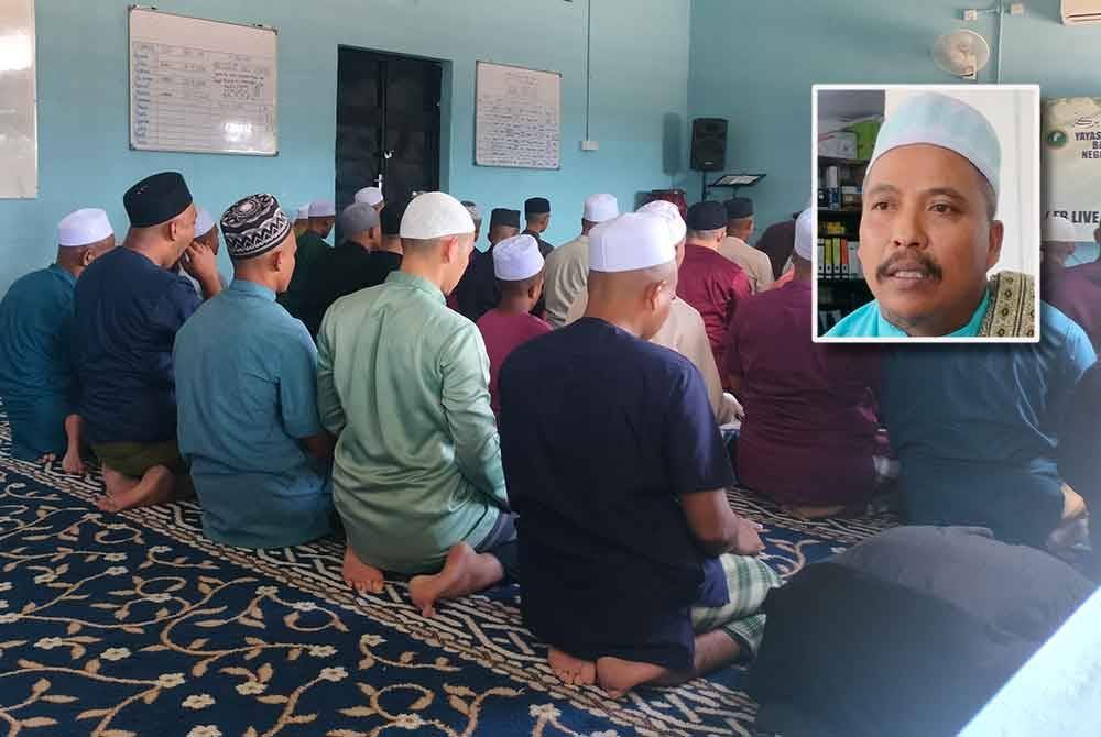 Solat berjemaah dilaksanakan sebagai salah satu proses pemulihan. Gambar kecil: Ahmad Fakhrurazi