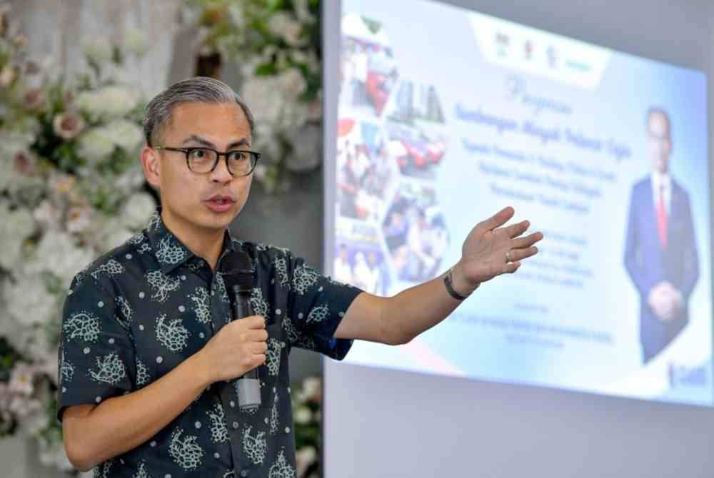 Fahmi menyampaikan ucapan pada Program Sumbangan Minyak Pelincir Enjin Kepada Pemandu E-Hailing Parlimen Lembah Pantai di Kampung Pantai Dalam hari ini. - Foto: Bernama