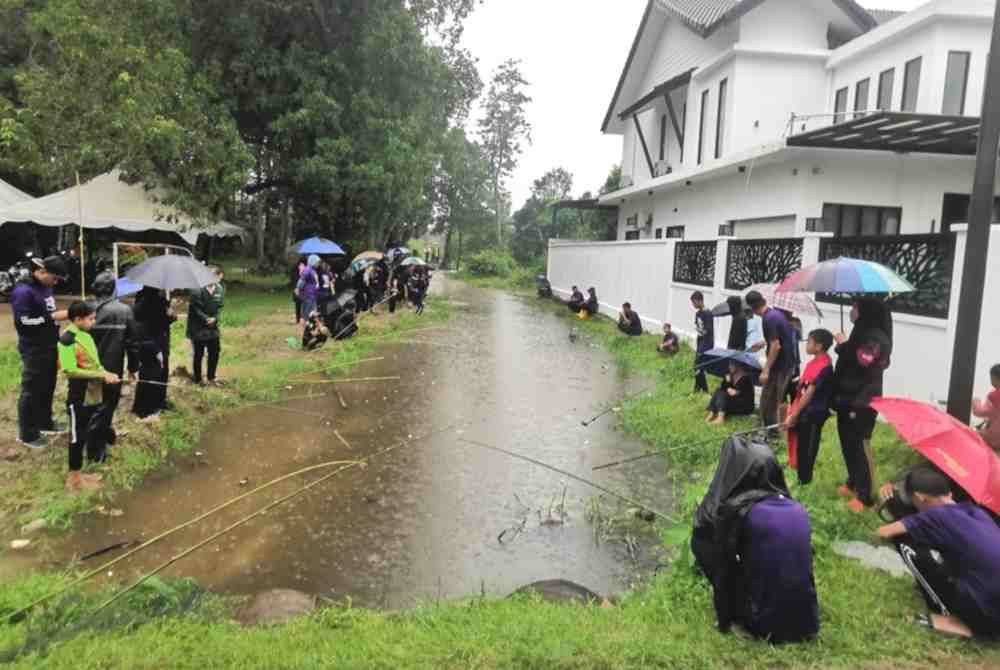 Seramai 260 penduduk memeriahkan pertandingan yang diadakan di Kampung Paya Lima Amas, Bukit Tunggal di Kuala Nerus.