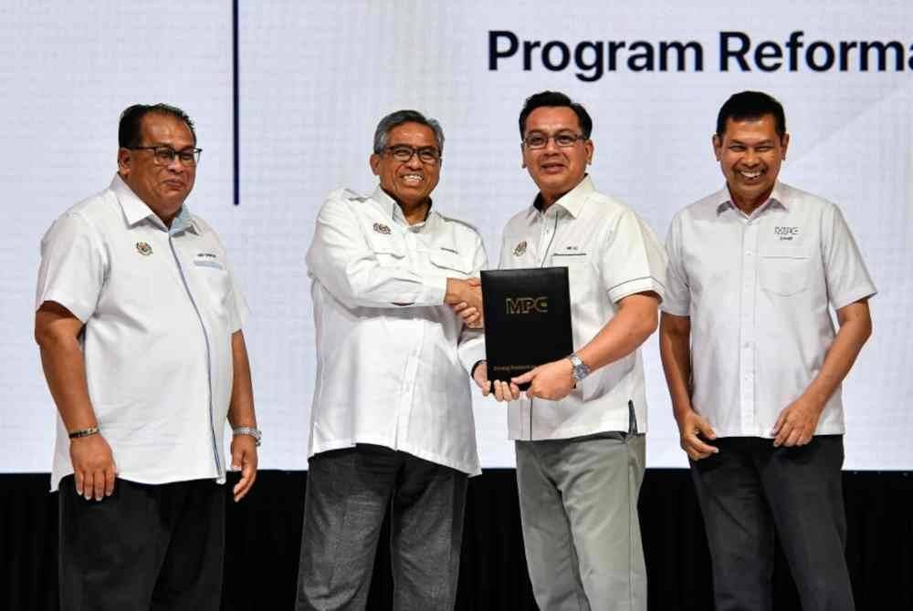 Shamsul Azri (dua dari kiri) menyampaikan Sijil Penghargaan Program RKB kepada Timbalan Ketua Setiausaha (Komunikasi Strategik dan Industri Kreatif ) Kementerian Komunikasi, Nik Kamaruzaman Nik Husin (dua,kanan) pada Majlis Penutup Konvensyen Nasional Reformasi Perkhidmatan Awam Tahun 2024 sempena Program 2TM di Pusat Konvensyen Kuala Lumpur hari ini. Foto Bernama