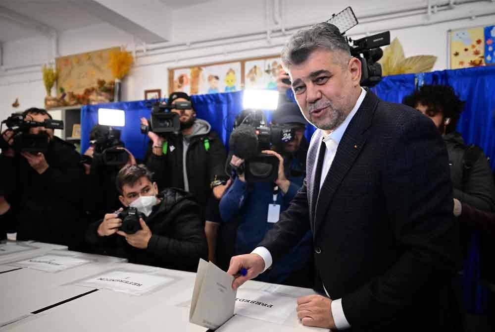 Perdana Menteri Romania dan calon presiden parti JPA, Marcel Ciolacu membuang undi di pusat mengundi semasa pusingan pertama pilihan raya presiden di Bucharest pada Ahad - Foto: AFP