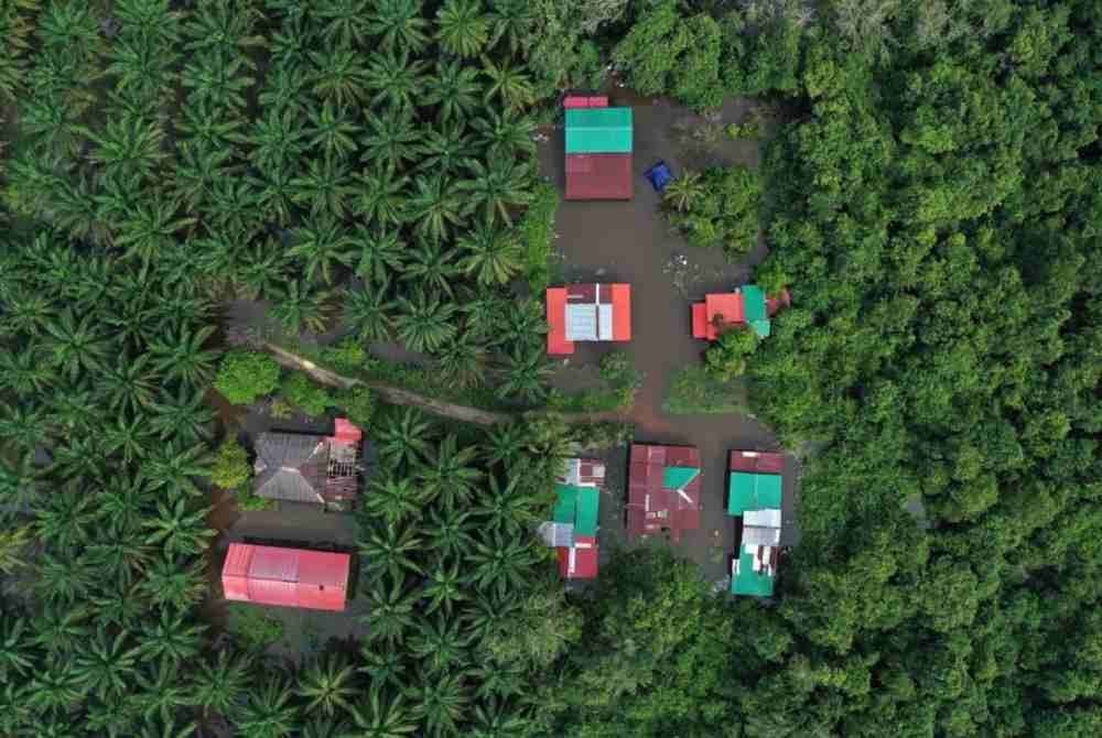 Keadaan Kampung Bendang Perol yang dinaiki air ketika tinjauan hari ini. Foto Bernama