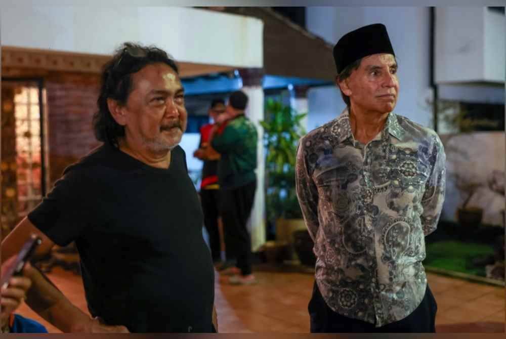 DJ Dave (kanan) ketika ditemui di kediaman komposer terkenal Allahyarham Tan Sri Dr Ahmad Nawab, 92, yang meninggal dunia di Taman Melewar jam 3.15 petang tadi. Foto Bernama