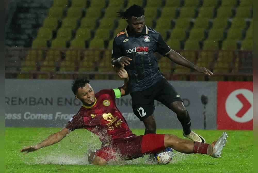 Pemain Negeri Sembilan FC, Annas Rahmat cuba menghalang pemain PDRM FC, Ifedayo Olusegun Patrick Omosuyi ketika beraksi pada saingan Piala Malaysia 2024/2025 di Stadium Tuanku Abdul Rahman Paroi malam ini. - Foto: Bernama