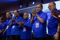 Zambry (dua dari kanan) ketika hadir pada Majlis Penggulungan Konvensyen Barisan Nasional Negeri Perak 2024 di Hotel Casuarina Meru hari ini. - Foto: Bernama