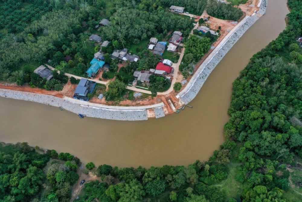 Kerja-kerja menambak sungai dan pembinaan tembok keselamatan dan kawalan banjir giat dijalankan oleh kerajaan thailand ketika tinjauan di sempadan Rantau Panjang - Sungai Golok hari ini.