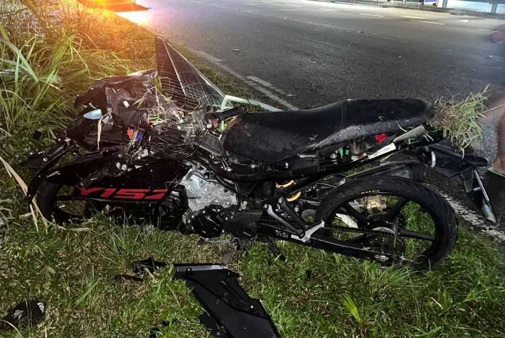 Keadaan motosikal mangsa selepas terlibat kemalangan. Foto IPD Kluang