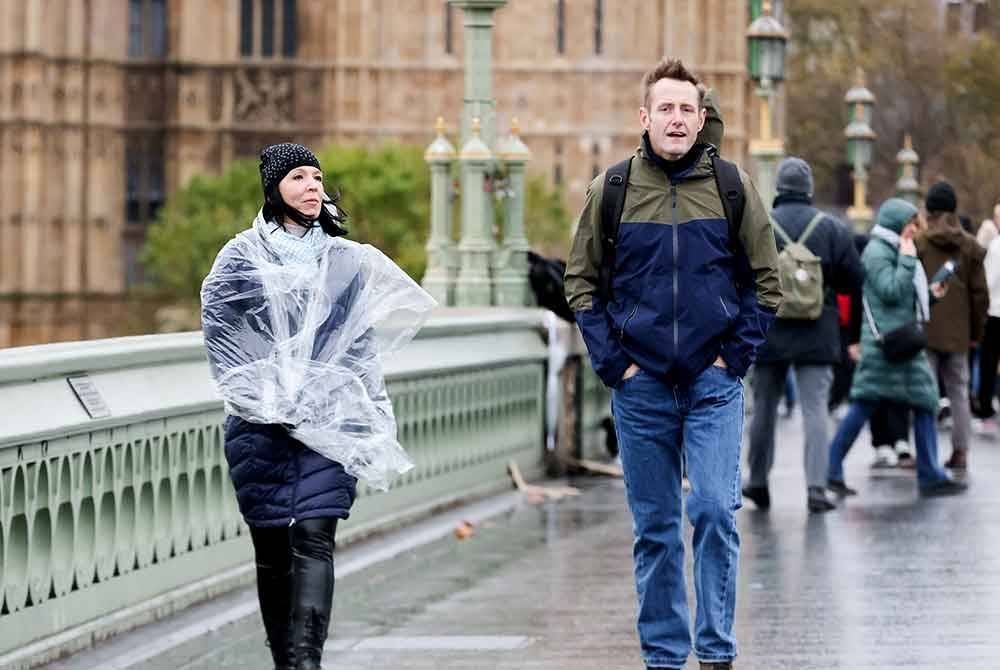 Angin kencang, hujan lebat dan banjir yang dibawa oleh Ribut Bert menyebabkan gangguan perjalanan dan bekalan elektrik terputus di seluruh Britain. Foto Xinhua