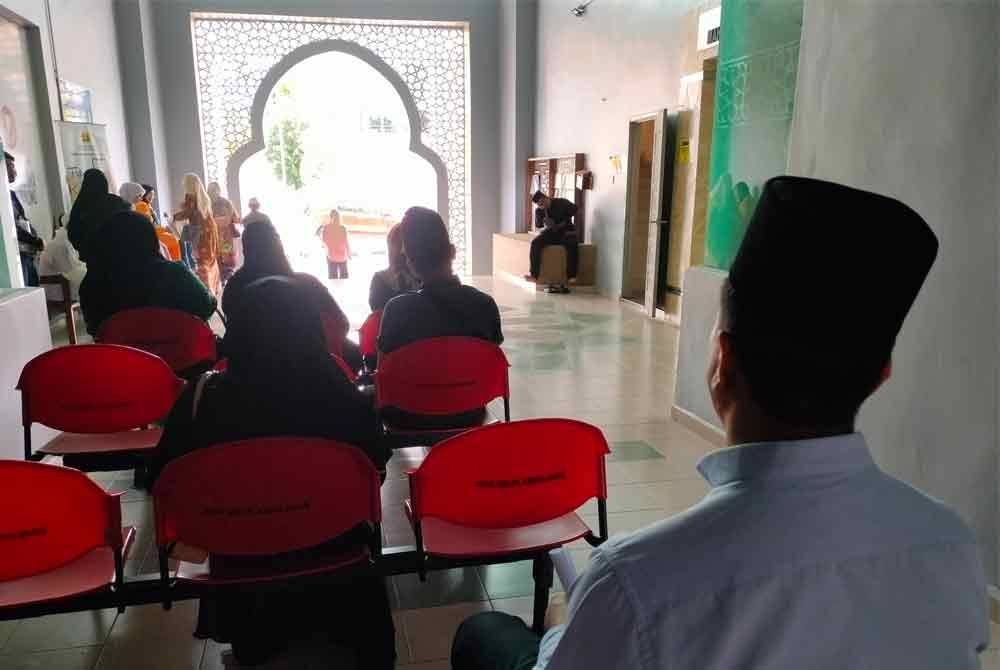 Seorang penjawat awam dan pasangannya mengaku tidak bersalah atas pertuduhan berkhalwat di Mahkamah Rendah Syariah Baling pada Isnin.