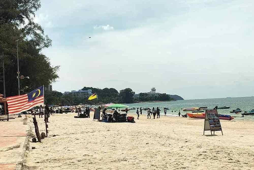 Tiada lagi kelihatan khemah biru di pantai Teluk Kemang.