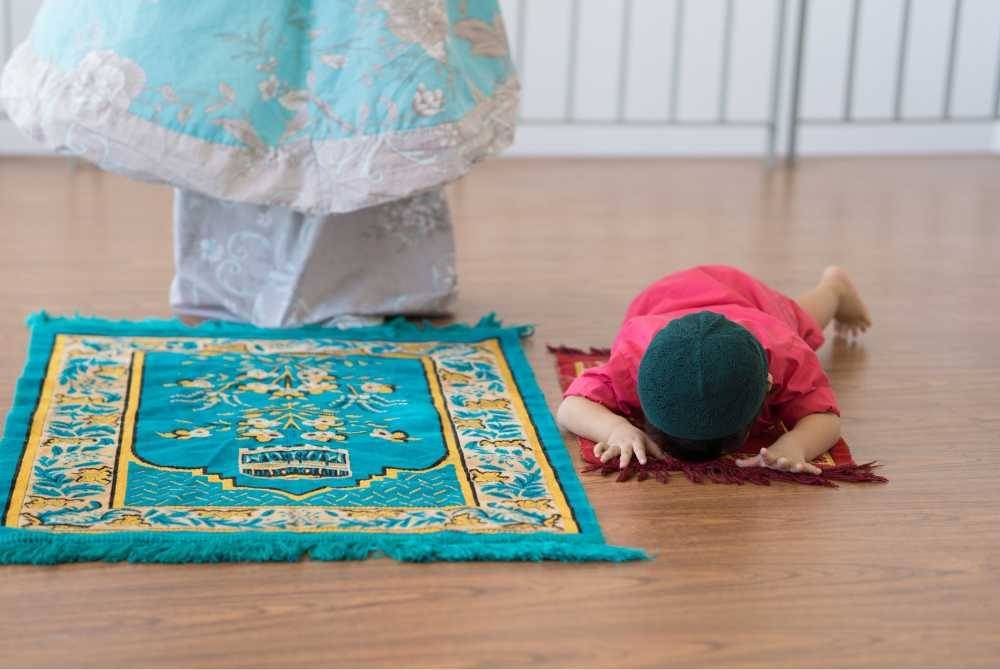 SEKIRANYA kanak-kanak lelaki belum berkhatan yang diyakini ada najis di tempat khitannya naik duduk di atas orang solat, maka batal sembahyang dikerjakan individu berkenaan. -Gambar hiasan/ Foto: CANVA