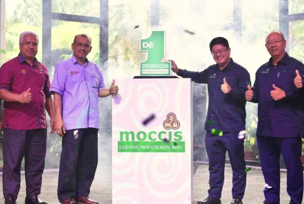 Ewon (dua dari kanan) menyempurnakan Majlis Sambutan Jubli Emas 50 Tahun Ladang MOCCIS Sdn Bhd dan Perasmian De 1 MOCCIS Banquet Hall di De MOCCIS Lake Resort, di sini pada Isnin.