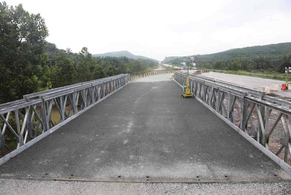 Laluan jambatan Bailey di Lebuhraya Kuantan-Segamat dibuka sepenuhnya kepada pengguna jalan raya bermula jam 4 petang hari ini. - Foto: JKR